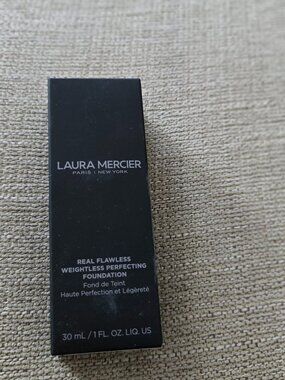 Laura Mercier Real Flawless Weightless Perfecting Foundation - 1N2 Vanille NIB